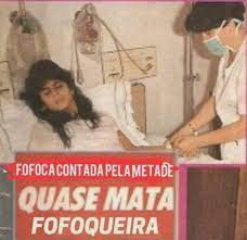 Fotografia colorida. Meme com foto antiga de Gretchen em cama de hospital, tirada de uma página de revista. Sobre um retângulo vermelho, a frase montada: "Fofoca contada pela metade quase mata fofoqueira". Ao lado, uma profissional da saúde segura sua mão. www.imagemacessivel.com.br/openad