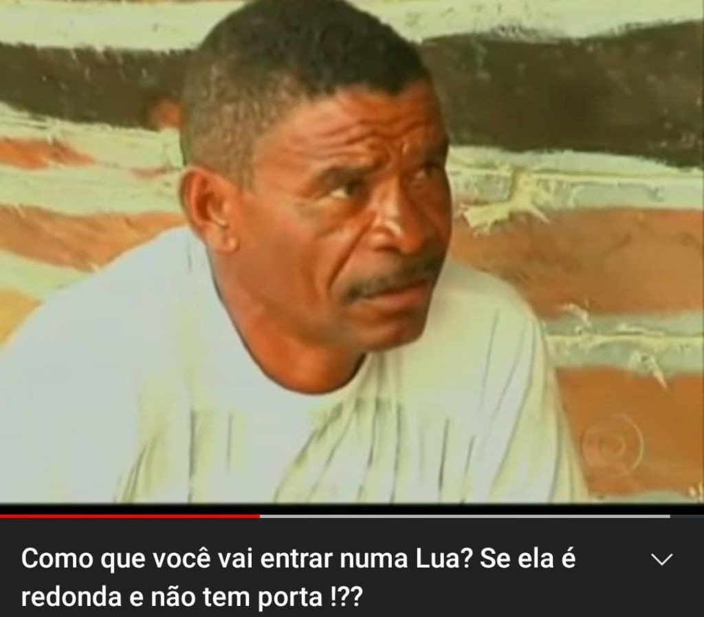 Print de um vídeo. título: como que você vai entrar numa lua? se ela é redonda e não tem porta !??
no vídeo, um homem de pele marrom médio que parece ter 55 anos e tem cabelo e bigode curtos, olha para o lado com cara de surpreso. no canto esquerdo se vê o símbolo da Globo. www.imagemacessivel.com.br/openad