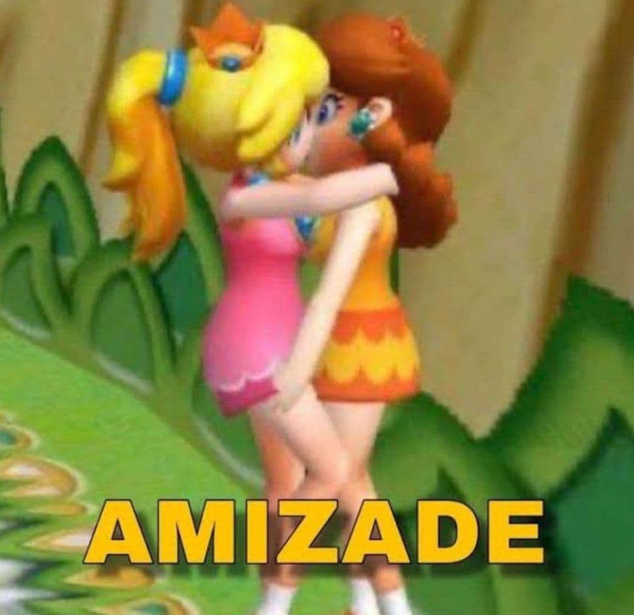 Desenho colorido das princesas Peach e Daisy da franquia Mario Bros se beijando, a mão de Daisy está no alto da coxa de Peach, quase na bunda. Em letras maiúsculas amarelas: AMIZADE. www.imagemacessivel.com.br/openad