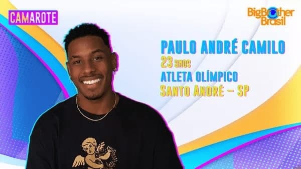 haque e bigode pretos e sorri mostrando os dentes de cima. Ele veste uma camiseta preta com o desenho de um anjo em dourado. Escrito ao seu lado: "Paulo André Camilo, 23 anos. Atleta Olímpico. Santo André - SP". Ao fundo, faixas coloridas em branco, azul, amarelo e roxo dando impressão de movimento. No canto superior direito, o logo do Big Brother Brasil. www.imagemacessivel.com.br/openad